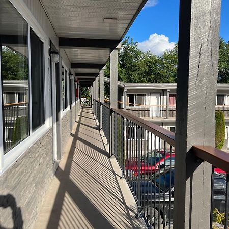 Chalet Inn Kitimat ภายนอก รูปภาพ