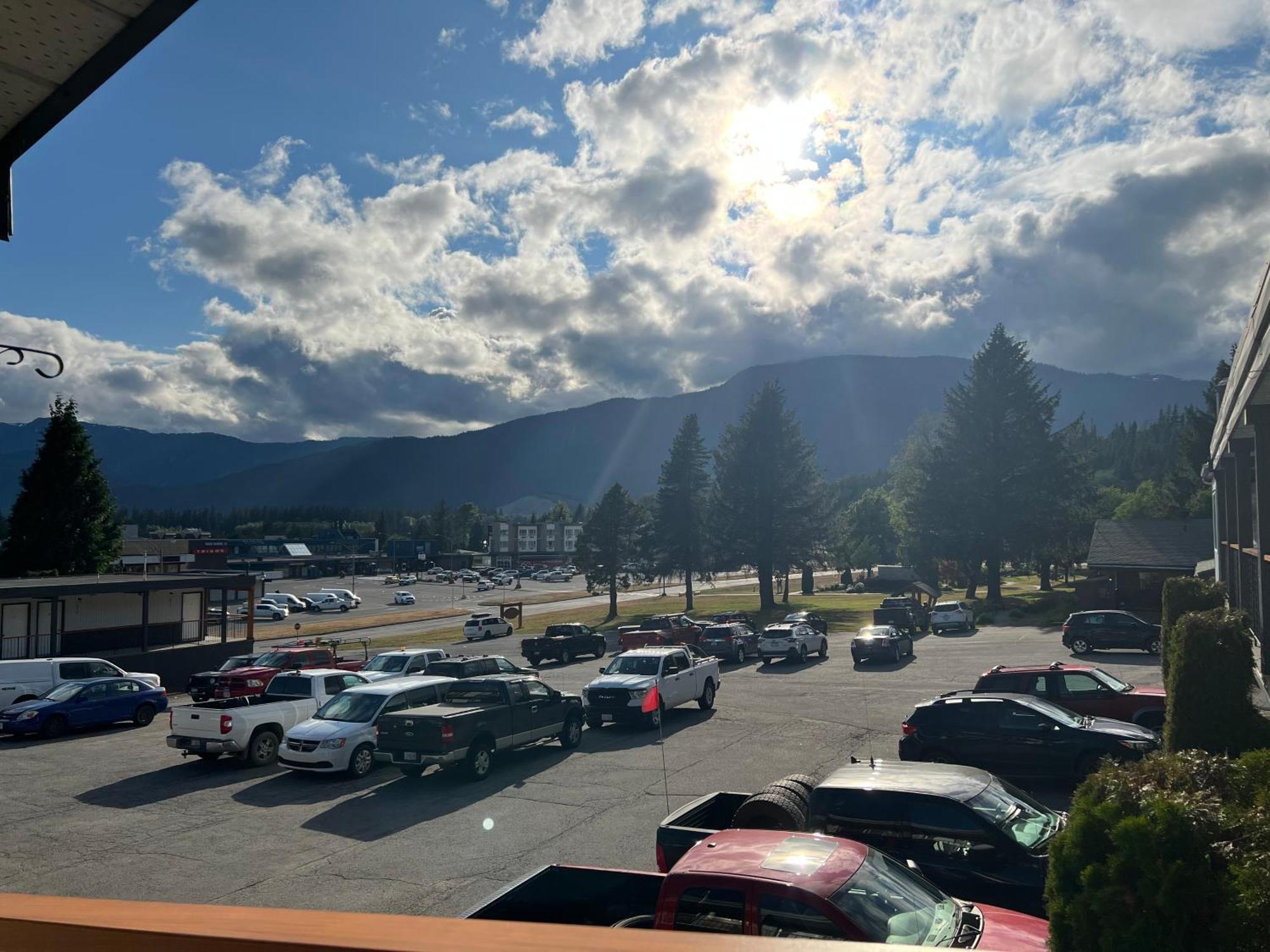 Chalet Inn Kitimat ภายนอก รูปภาพ