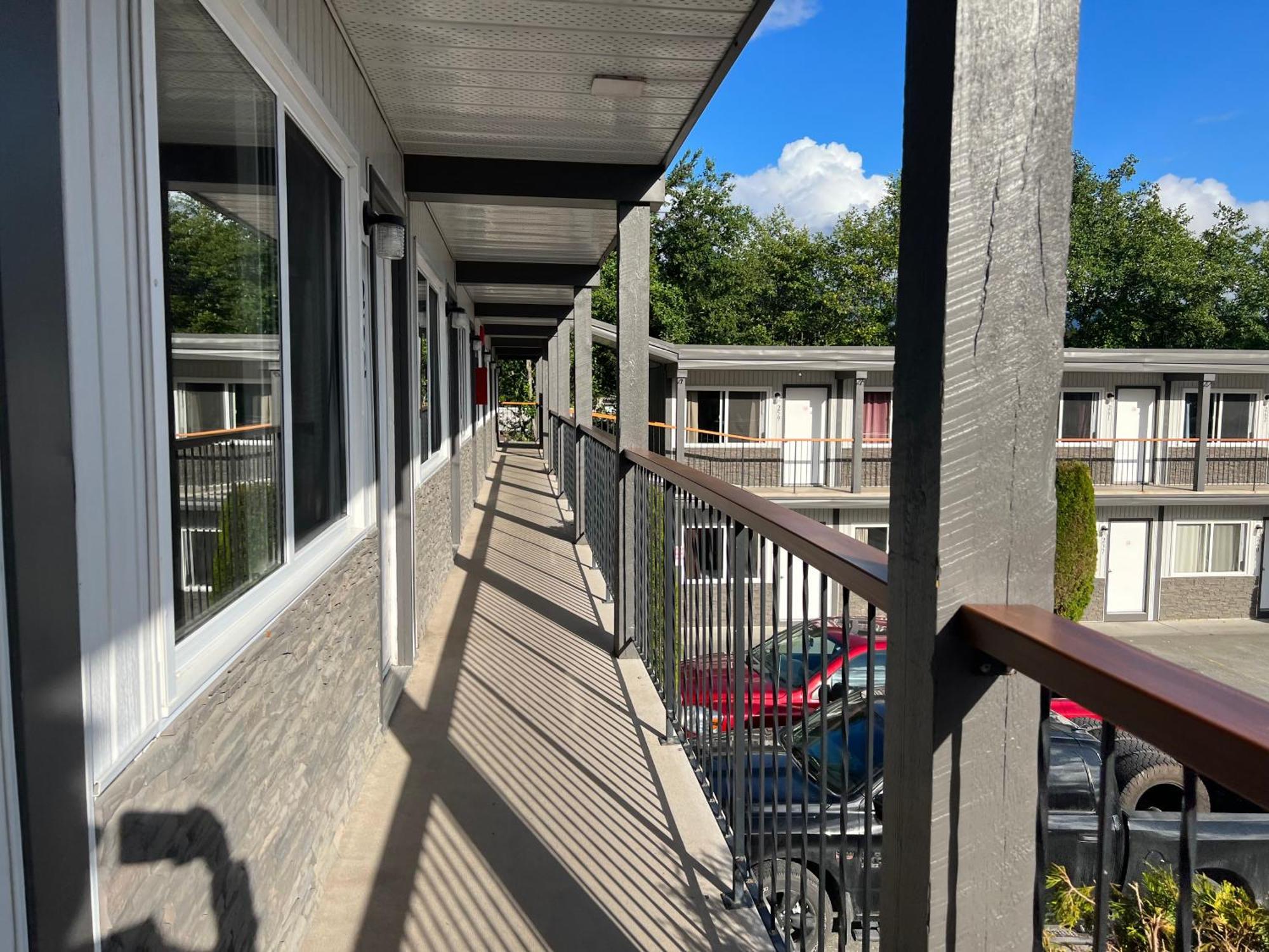 Chalet Inn Kitimat ภายนอก รูปภาพ