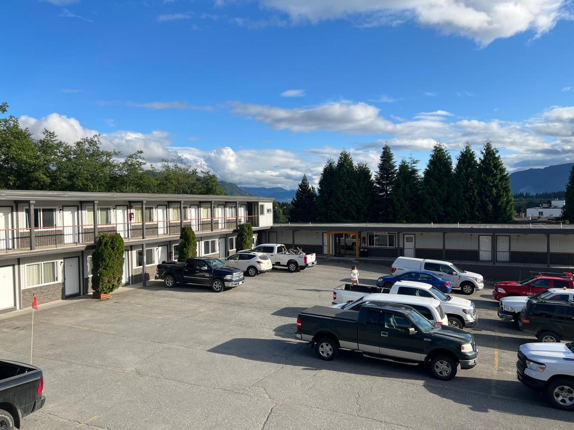 Chalet Inn Kitimat ภายนอก รูปภาพ