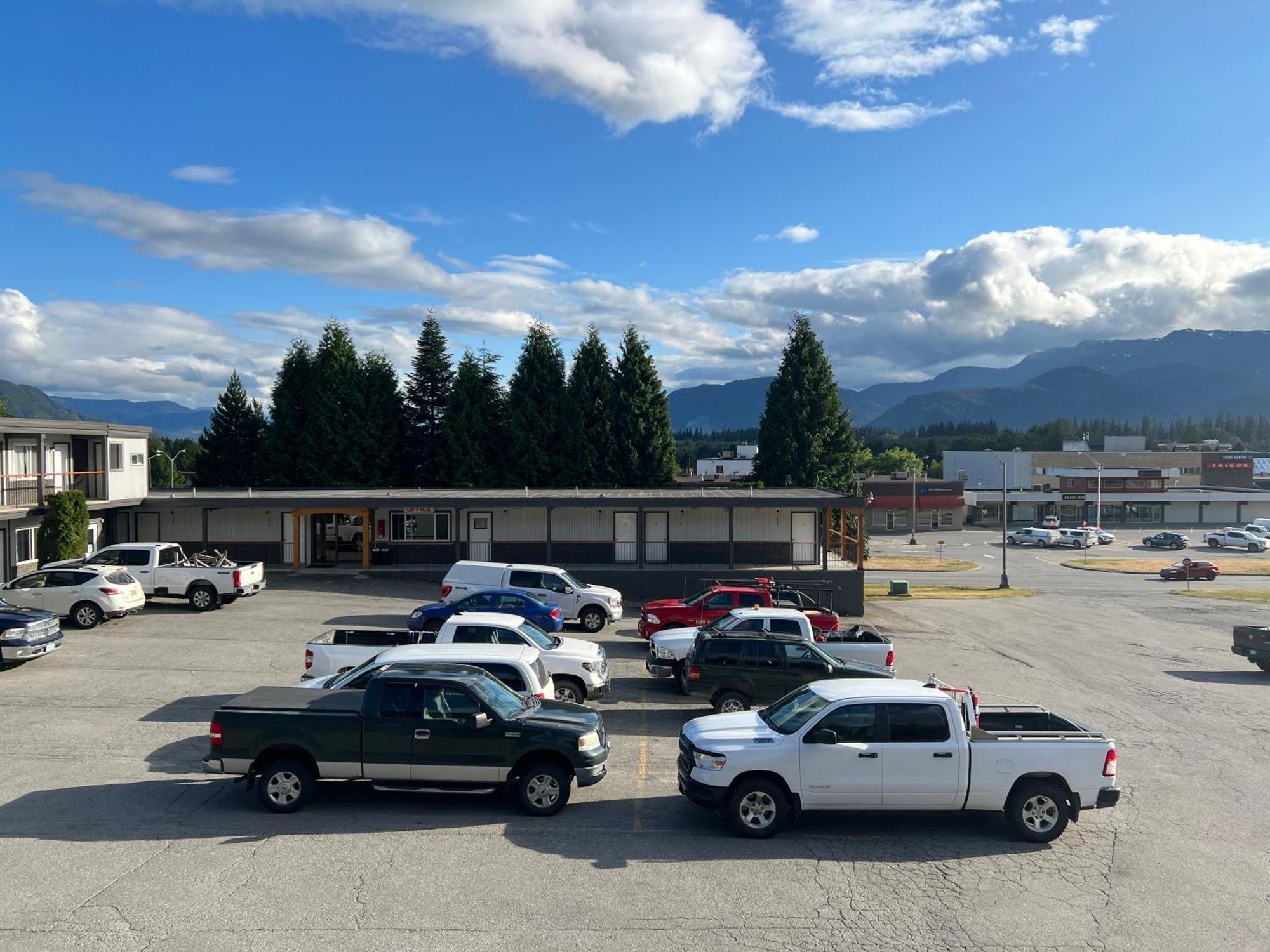 Chalet Inn Kitimat ภายนอก รูปภาพ