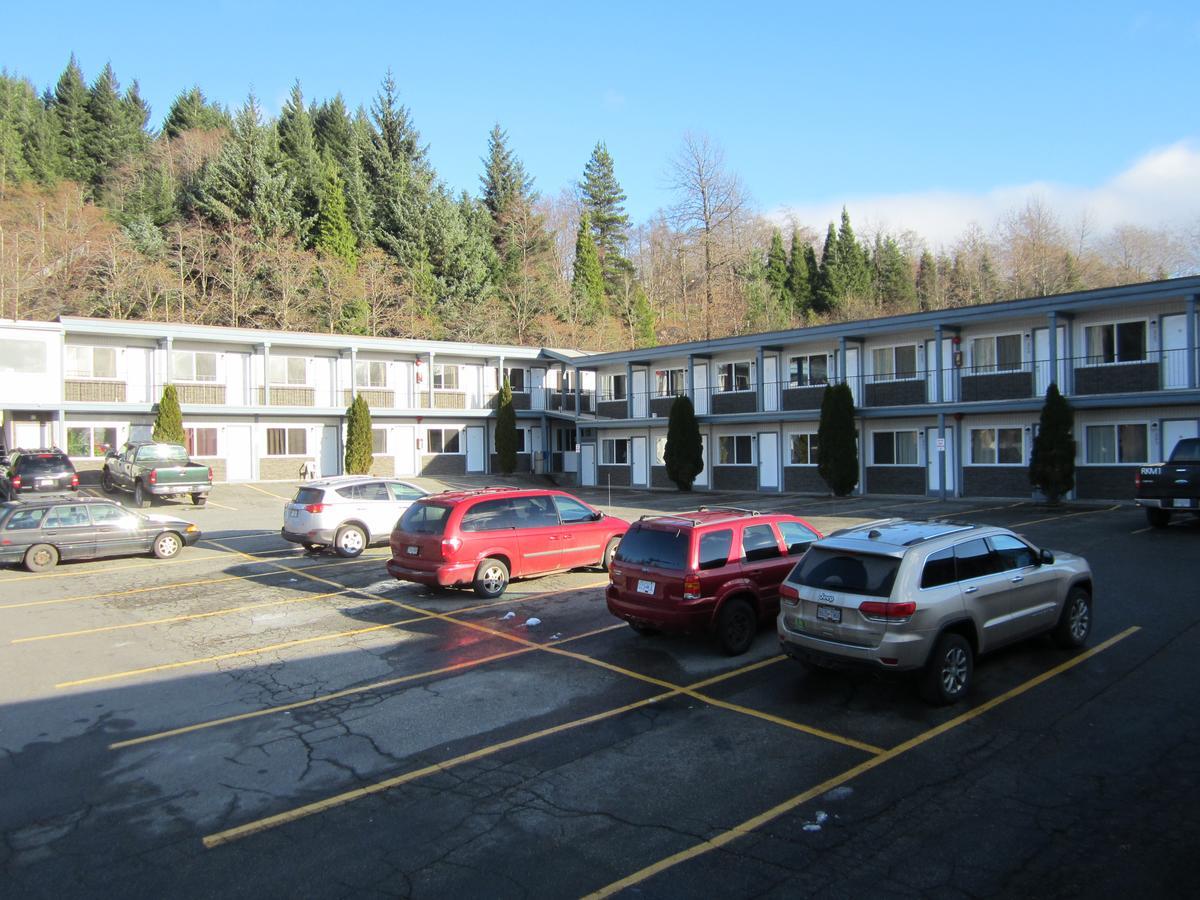 Chalet Inn Kitimat ภายนอก รูปภาพ