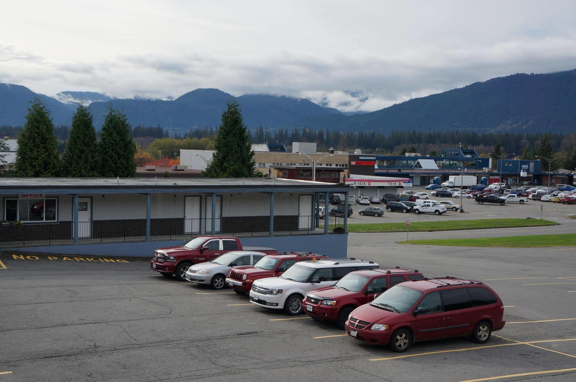 Chalet Inn Kitimat ภายนอก รูปภาพ