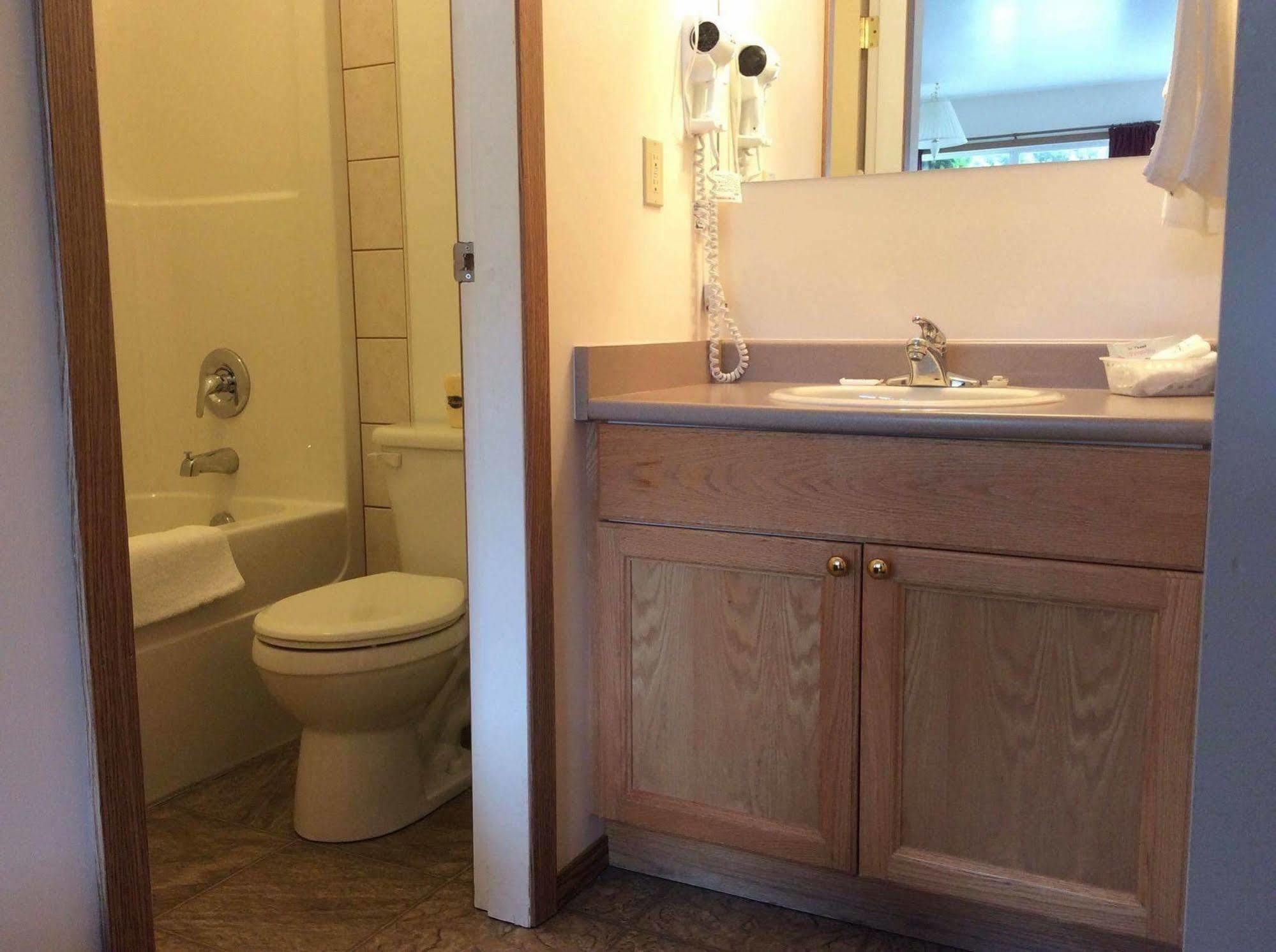 Chalet Inn Kitimat ภายนอก รูปภาพ