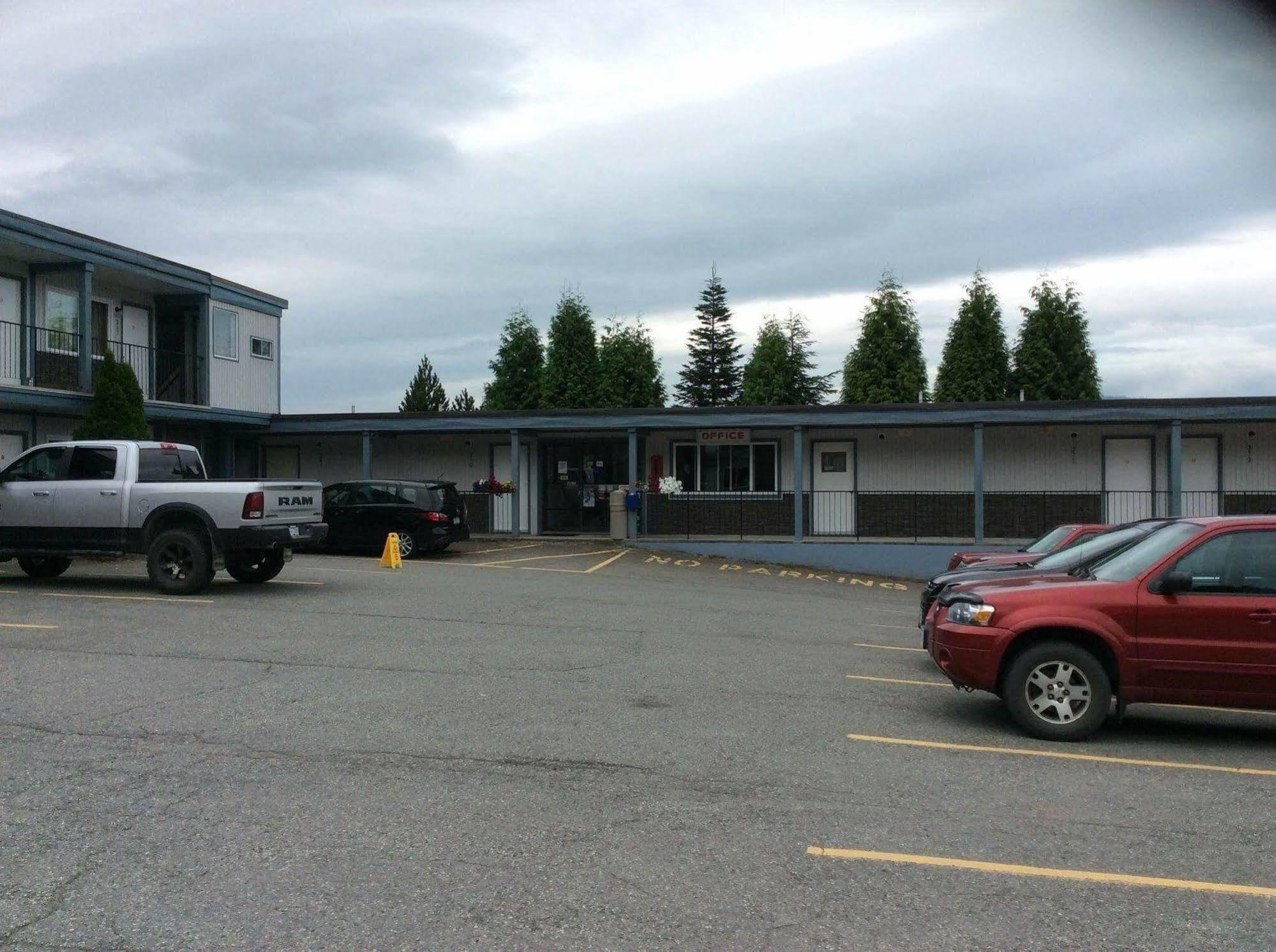 Chalet Inn Kitimat ภายนอก รูปภาพ