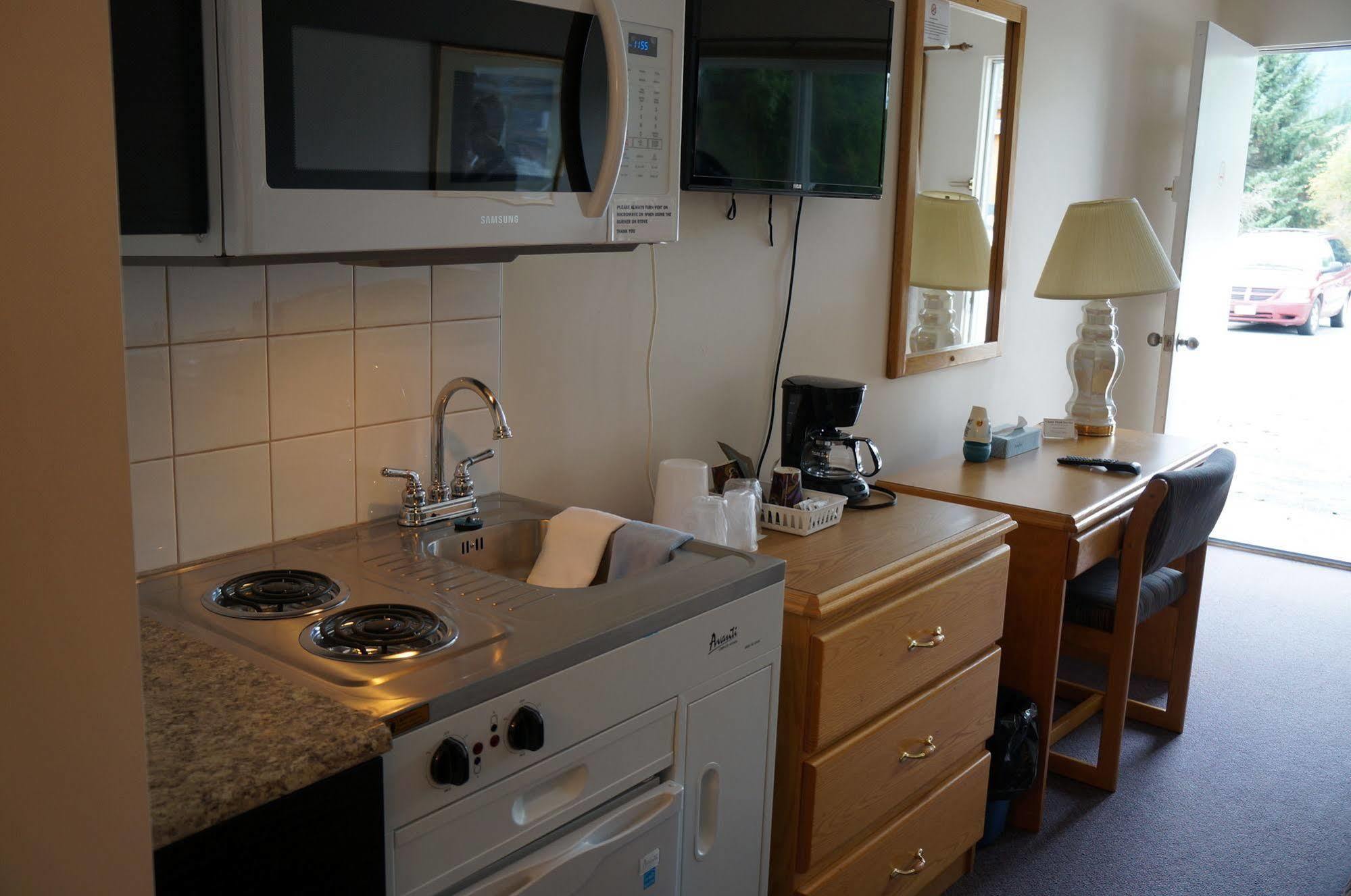 Chalet Inn Kitimat ภายนอก รูปภาพ