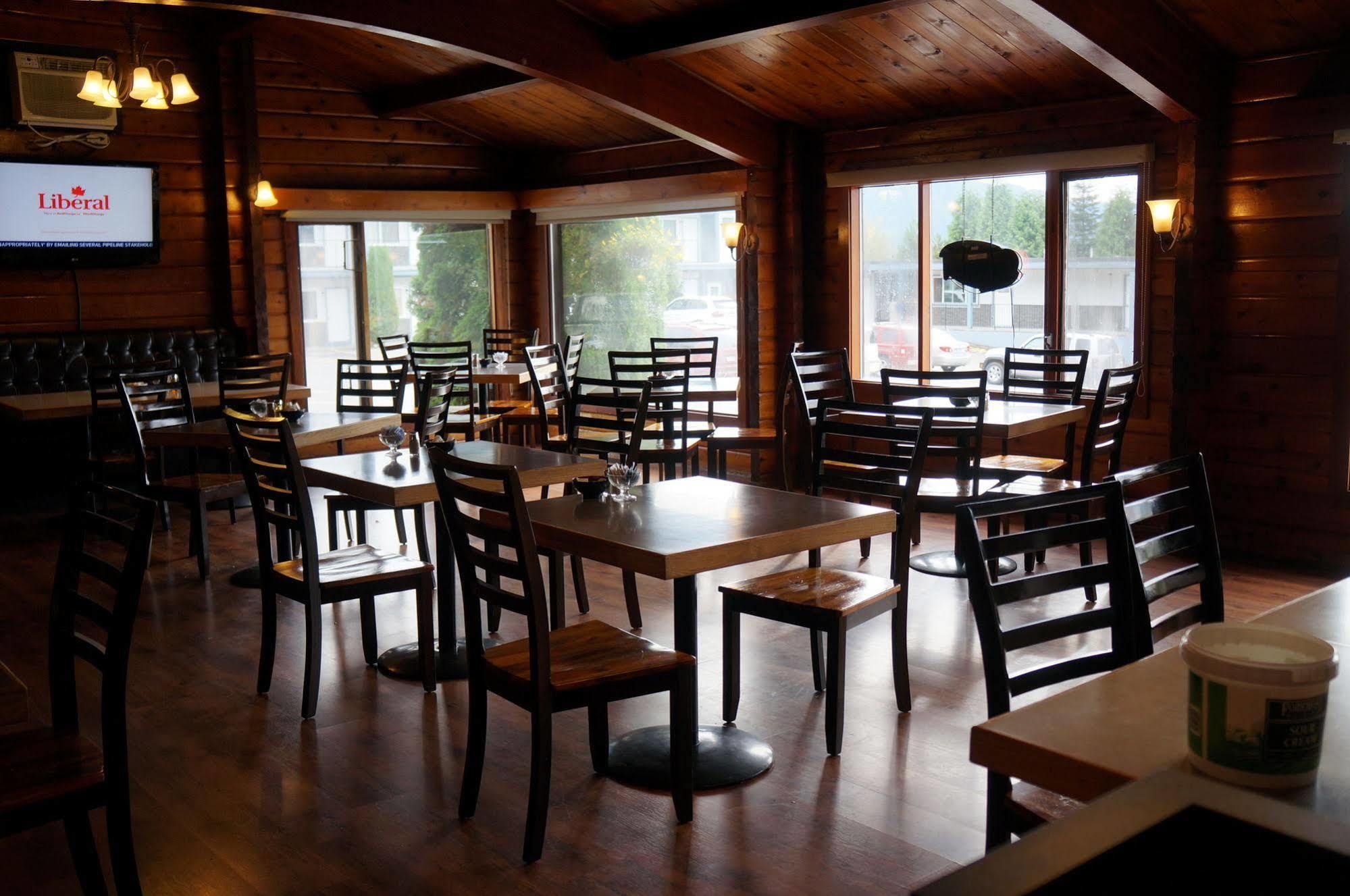 Chalet Inn Kitimat ภายนอก รูปภาพ